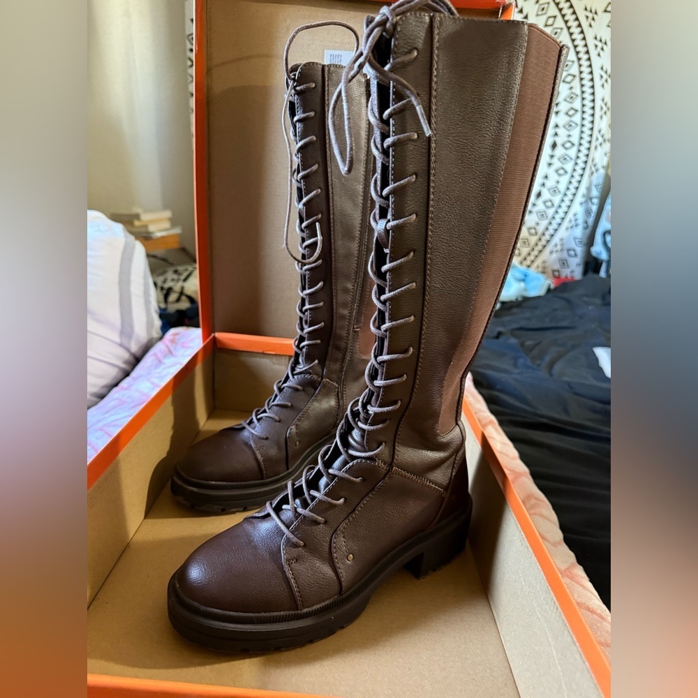 Stylish Brown Lace-Up Boots for Women - Picture 2 of 15